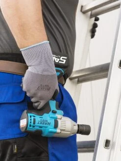 HAZET Akku-Schlagschrauber 700 Nm Vierkant 12,5mm 1/2 Zoll 3-teilig 9212-3 -Feintool Verkaufe 9212 3 23anwendung 23guertelclip 233